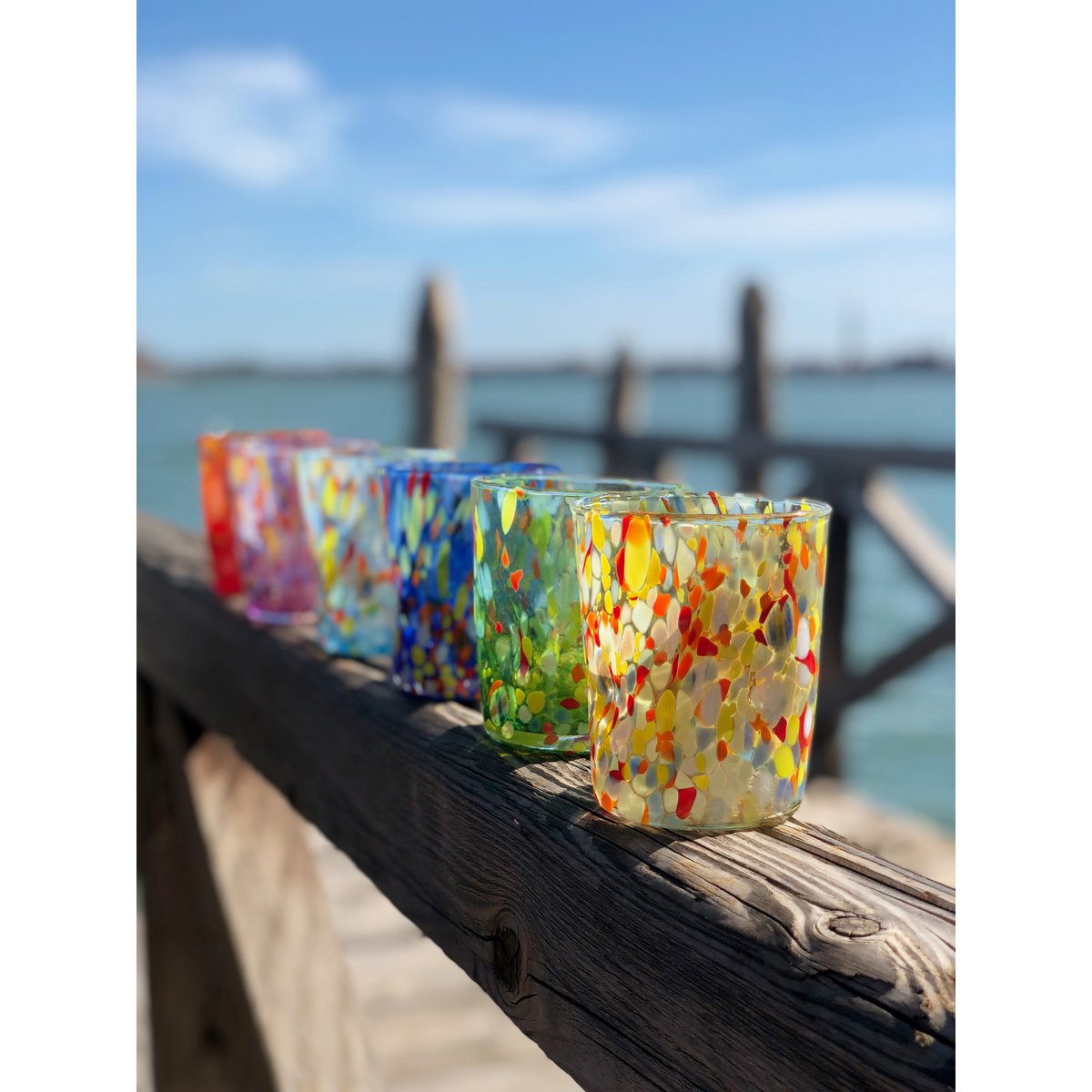 Klassische Trinkgläser aus mundgeblasenem und handgefertigtem Glas mit Murano-Murrin, Linie „I Colori di Murano“, 350 ml. Hergestellt in Italien