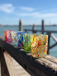 Klassische Trinkgläser aus mundgeblasenem und handgefertigtem Glas mit Murano-Murrin, Linie „I Colori di Murano“, 350 ml. Hergestellt in Italien