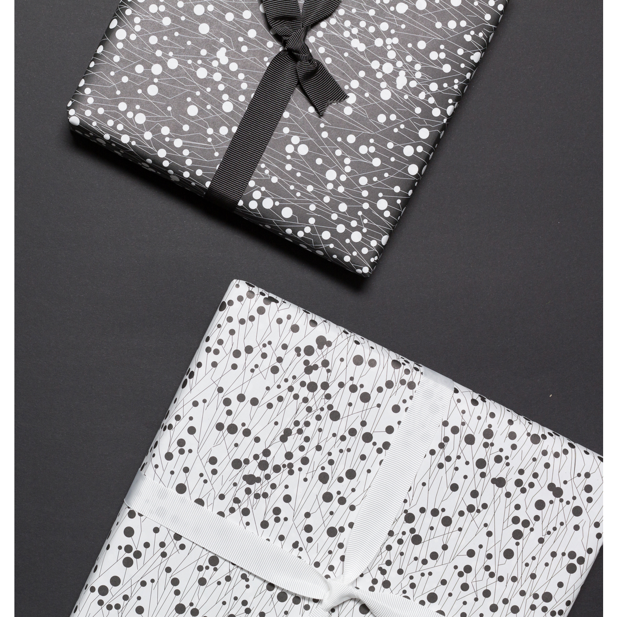 Papel de envoltura blanca negra floral, empaquetado perfectamente para regalos para hombres o como papel para boda para bodas