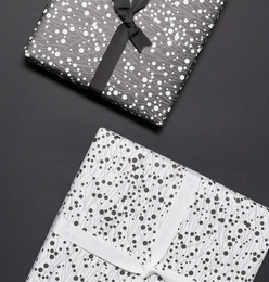 Papel de envoltura blanca negra floral, empaquetado perfectamente para regalos para hombres o como papel para boda para bodas