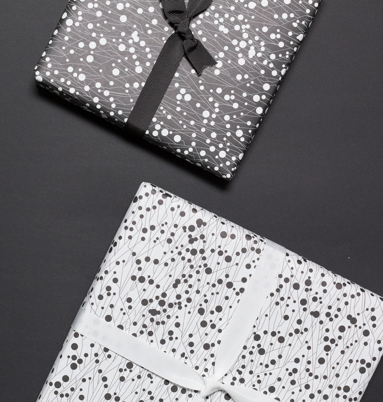 Papel de envoltura blanca negra floral, empaquetado perfectamente para regalos para hombres o como papel para boda para bodas