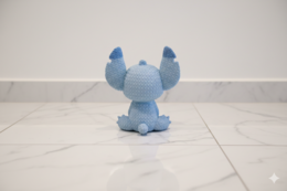 Eterna Wonder — Fantasy Creature Figur i strikket stil — Dekorativ miniskulptur — Lyseblå — 15 cm
