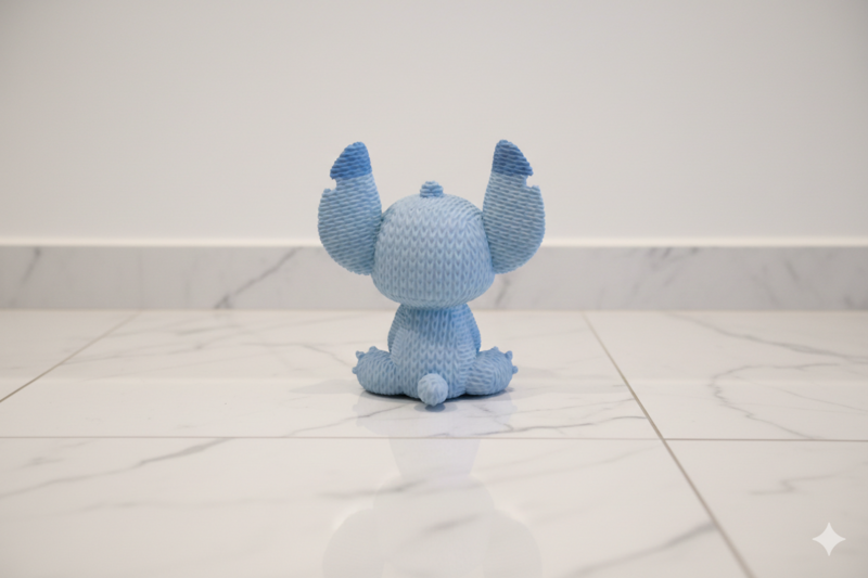 Eterna Wonder — Fantasy Creature Figur i strikket stil — Dekorativ miniskulptur — Lyseblå — 15 cm
