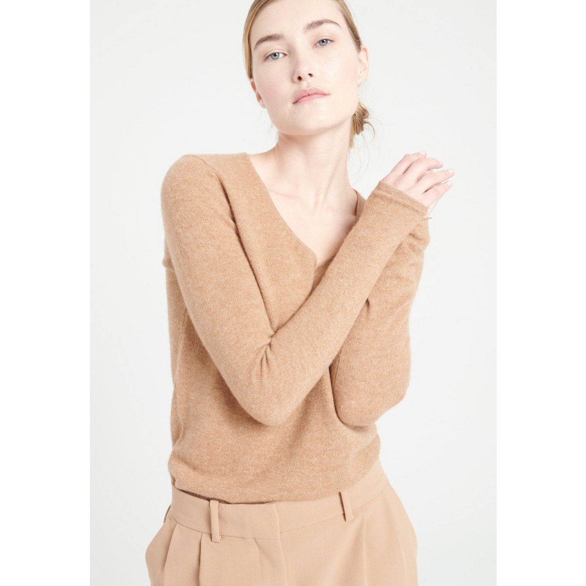 LILLY 2 Pull col V en cachemire camel