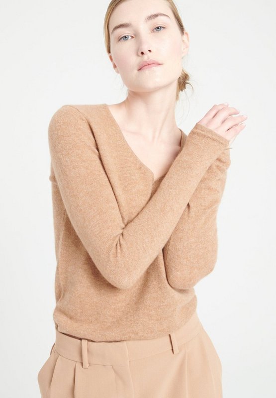LILLY 2 Pull col V en cachemire camel