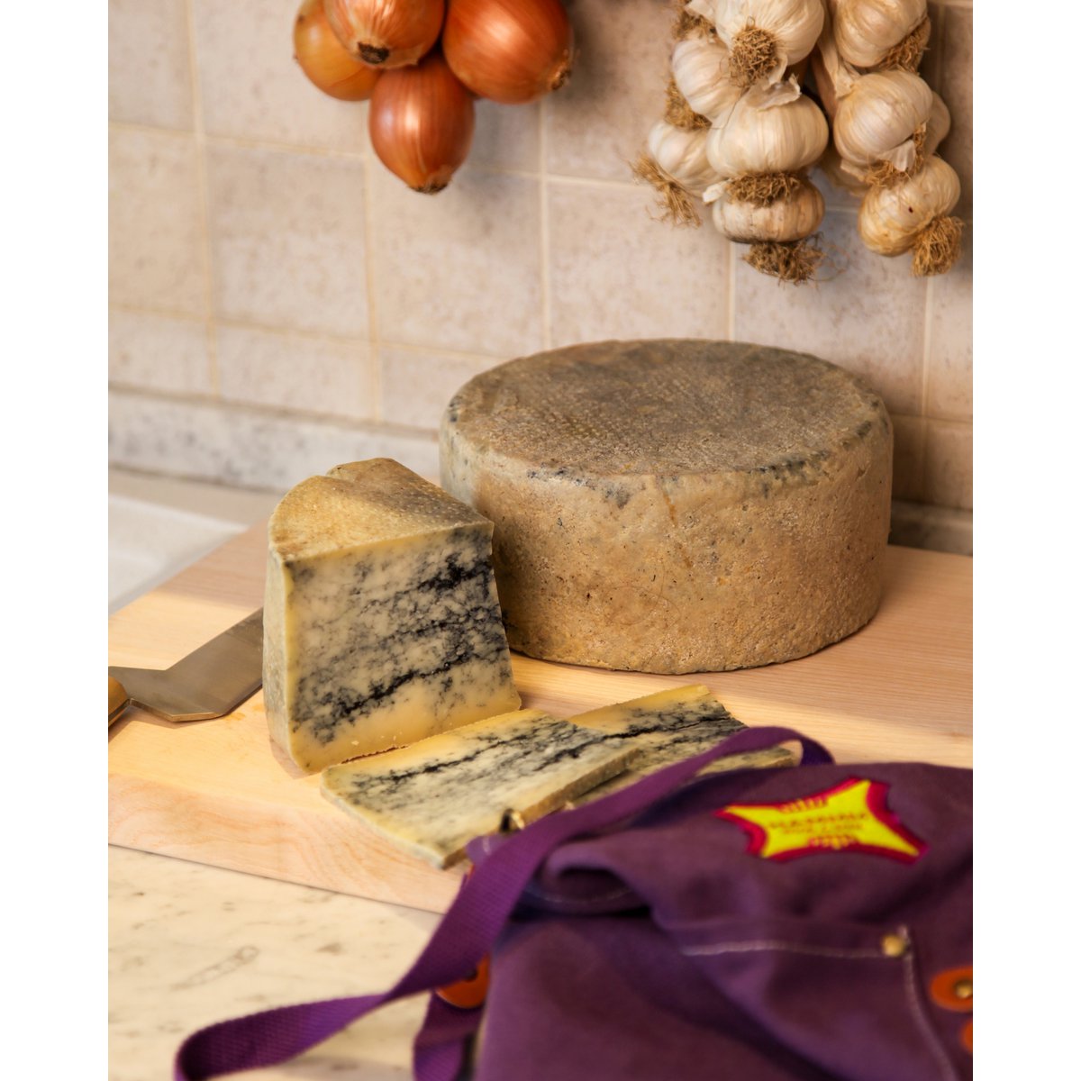 🇬🇧 Pecorino marmoriert mit Trüffeln – handwerklich hergestellter Käse, verfeinert mit Trüffeln
