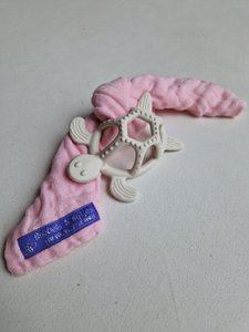 Schildpad bijtring wit met roze doekje
