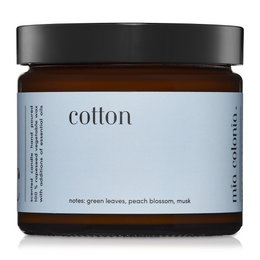 A 100% natural cotton-scented candle made with rapeseed wax, featuring notes of green leaves, peach blossoms, and musk.