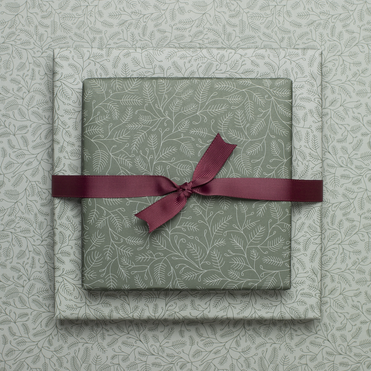 Duurzaam kerstcadeaupapier groen, inpakpapier dennentakken in mint en groen - dubbelzijdig inpakpapier gemaakt van 100% gerecycled papier