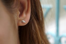 Zeeschelp oorbellen: kleine sterling zilveren studs (minimalistische natuursieraden)