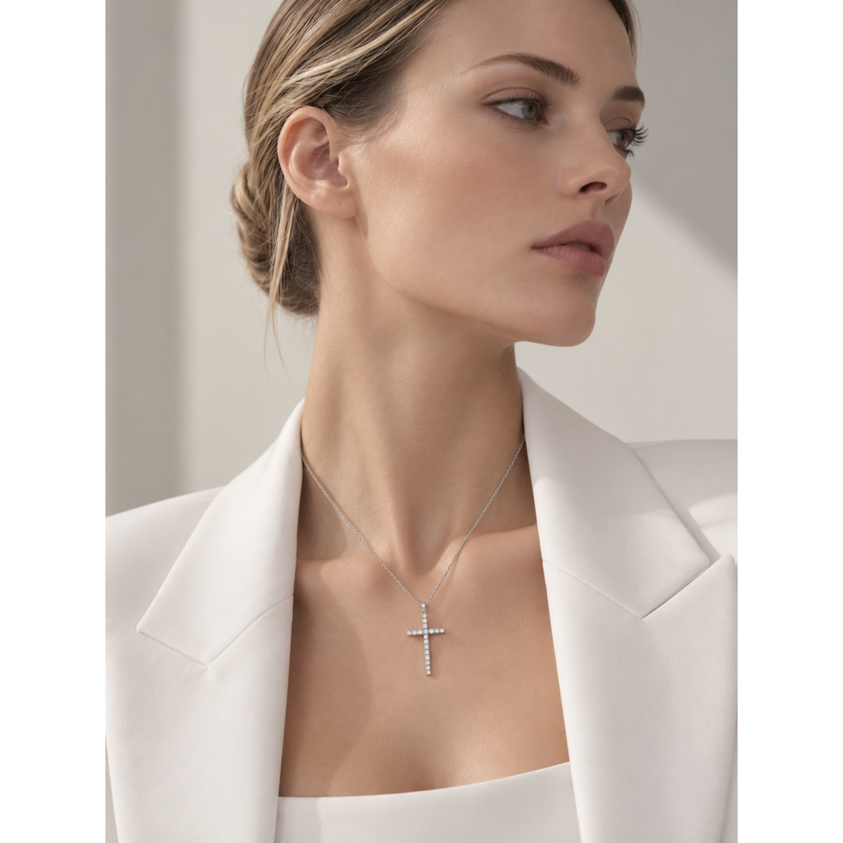 Verfijnde taps toelopende Moissanite kruisketting