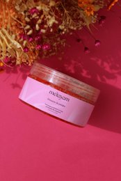 A body scrub with poppy powder, packaged in a pink jar. The scrub contains poppy powder and is suitable for body exfoliation.