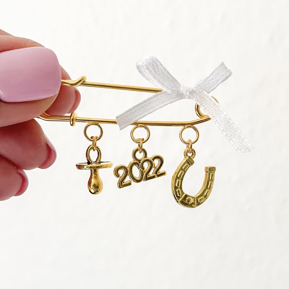 Anstecknadel Glücksbringer als Geschenk zur Geburt oder Taufe mit 3 Charms und Schleife