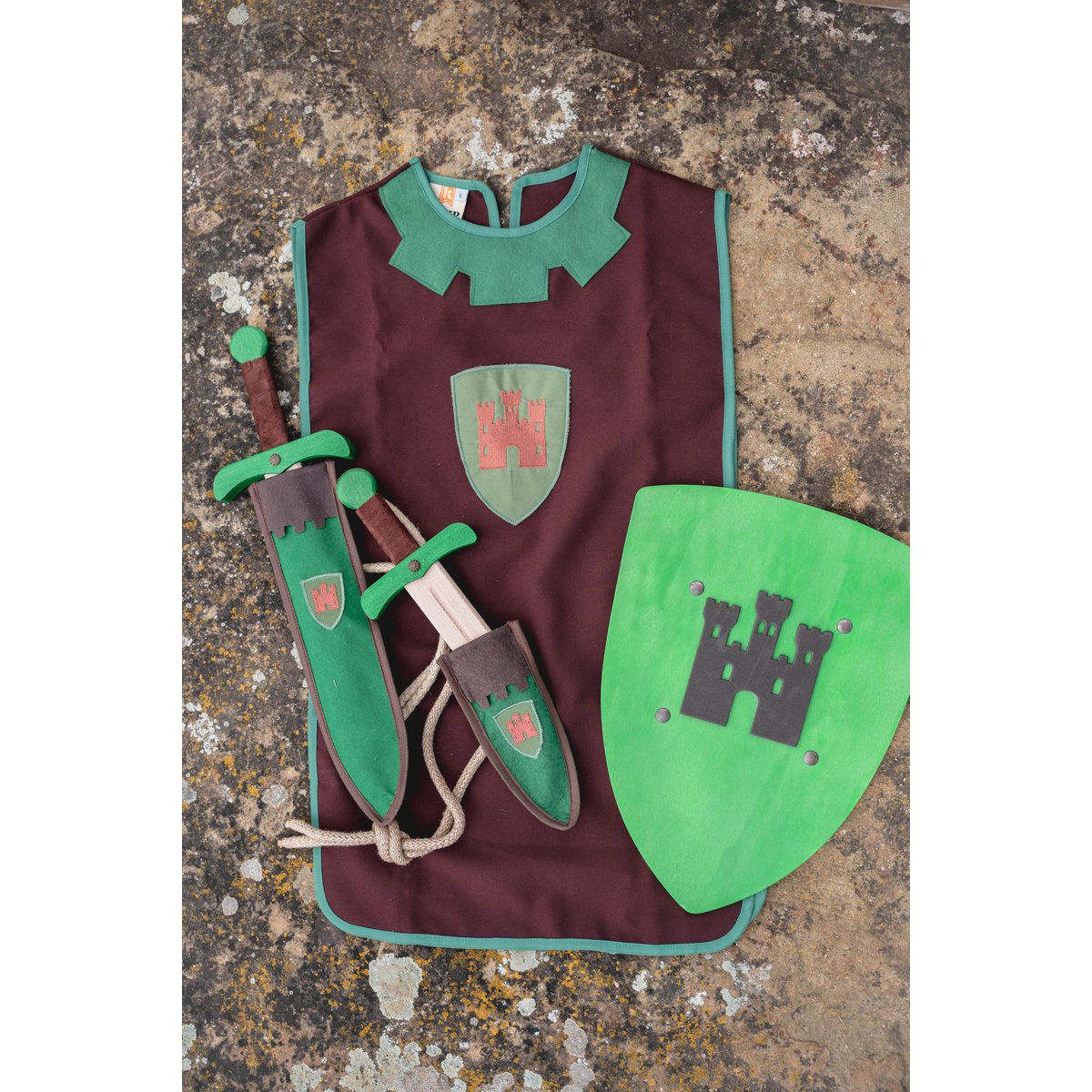 SHIELD KAMELOT L GREEN WITH CASTLE - ST657