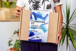 Cyanotype Kit - Arts and Crafts supplies for creating cyanotype prints in various languages. The kit includes materials for the cyanotype printing process.