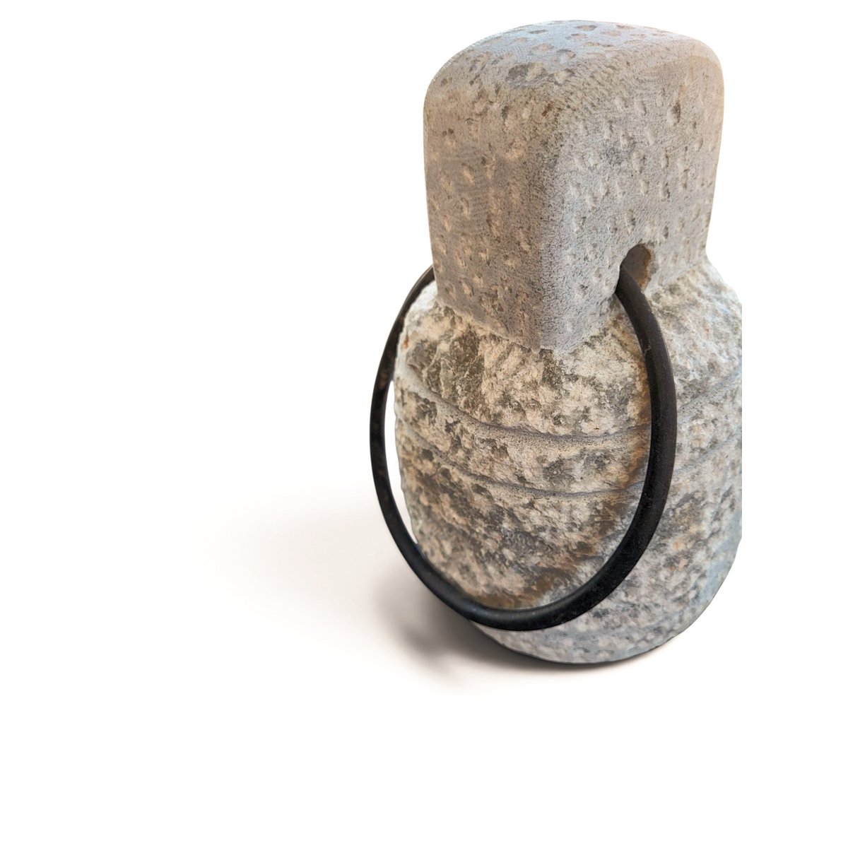 V.l24 Türstopper aus Stein mit Ring aus gealtertem Eisen