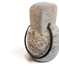 V.l24 Türstopper aus Stein mit Ring aus gealtertem Eisen
