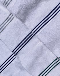 Asciugamano a mano Isaac 50 x 100 cm a base di cotone pettinato al 100%