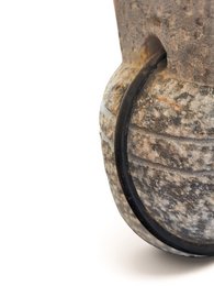 V.l24 Türstopper aus Stein mit Ring aus gealtertem Eisen