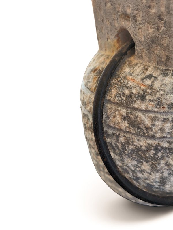 V.l24 Türstopper aus Stein mit Ring aus gealtertem Eisen