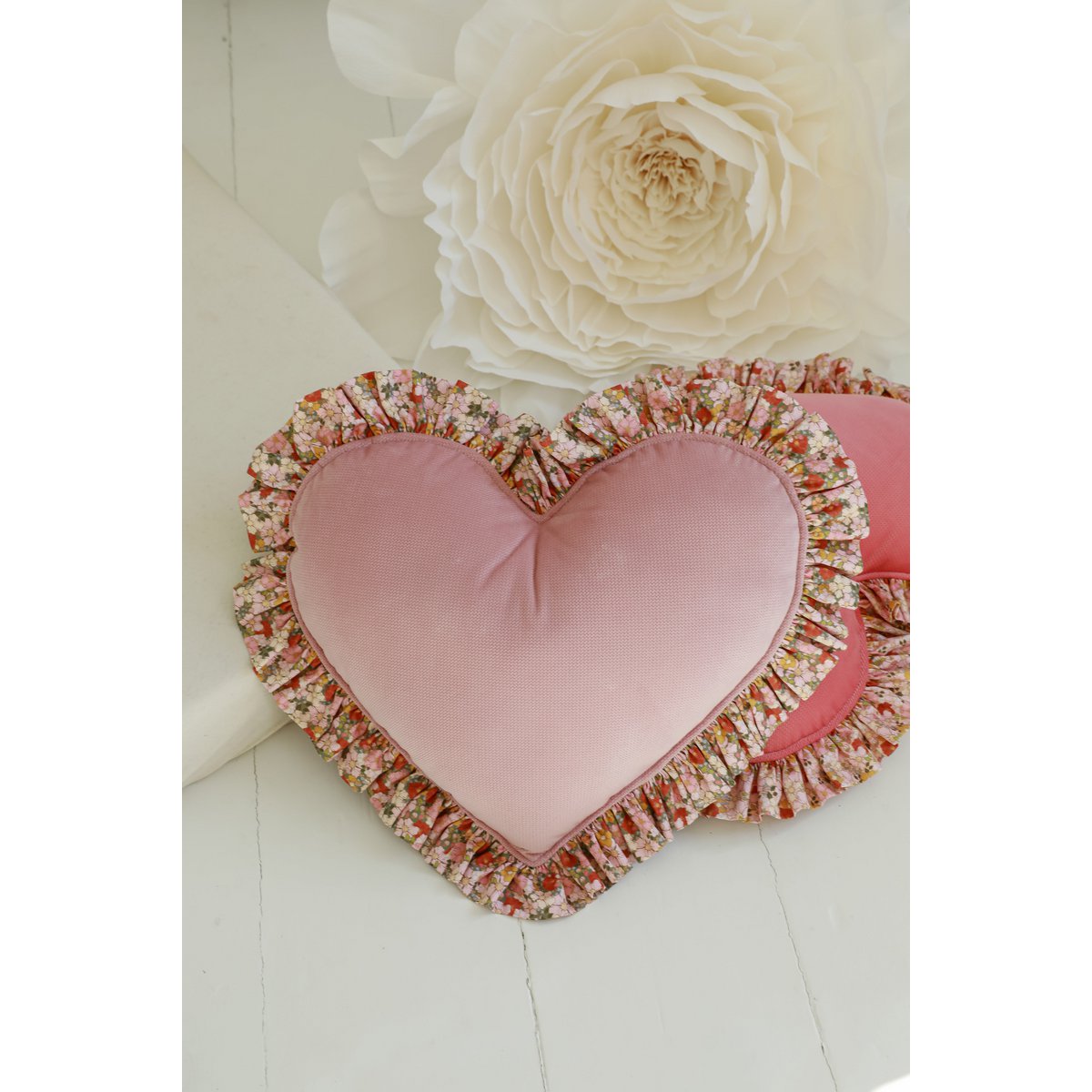 Coussin coeur double face avec volant « jardin vert »