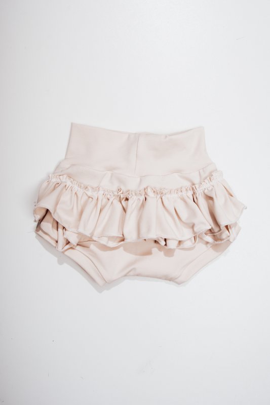 Hellbeige Bloomers mit Rüschen