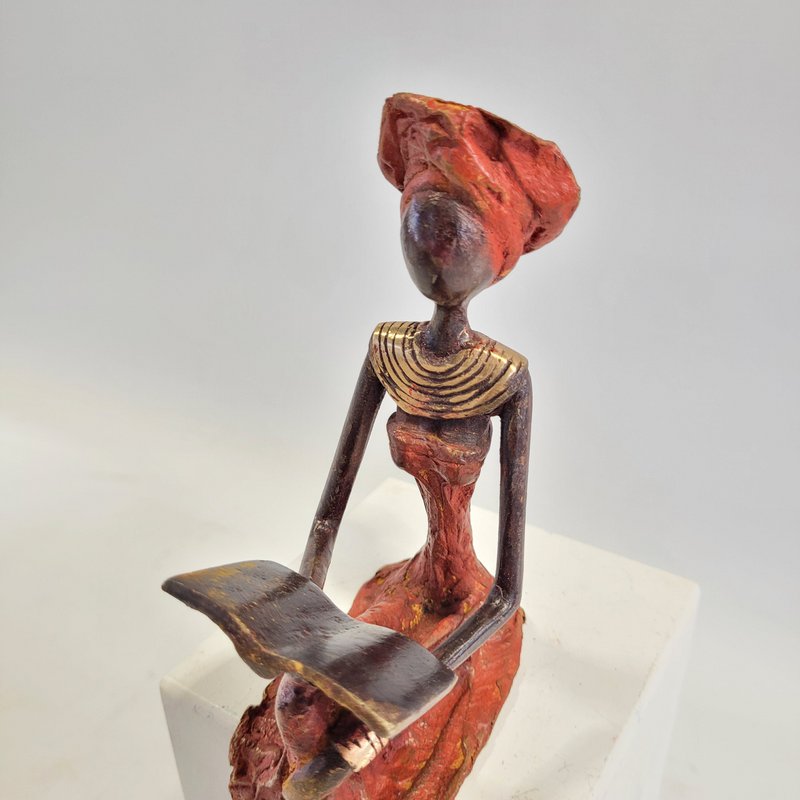 Bronze-Skulptur "woman who reads" by Hamed Nikiema | 28 cm