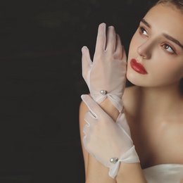 Gants de mariée avec bordures en perles et dentelle