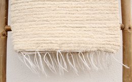 Bellezza sostenibile per la tua casa: tappeto tessuto a mano realizzato con materiali riciclati ♻️✨