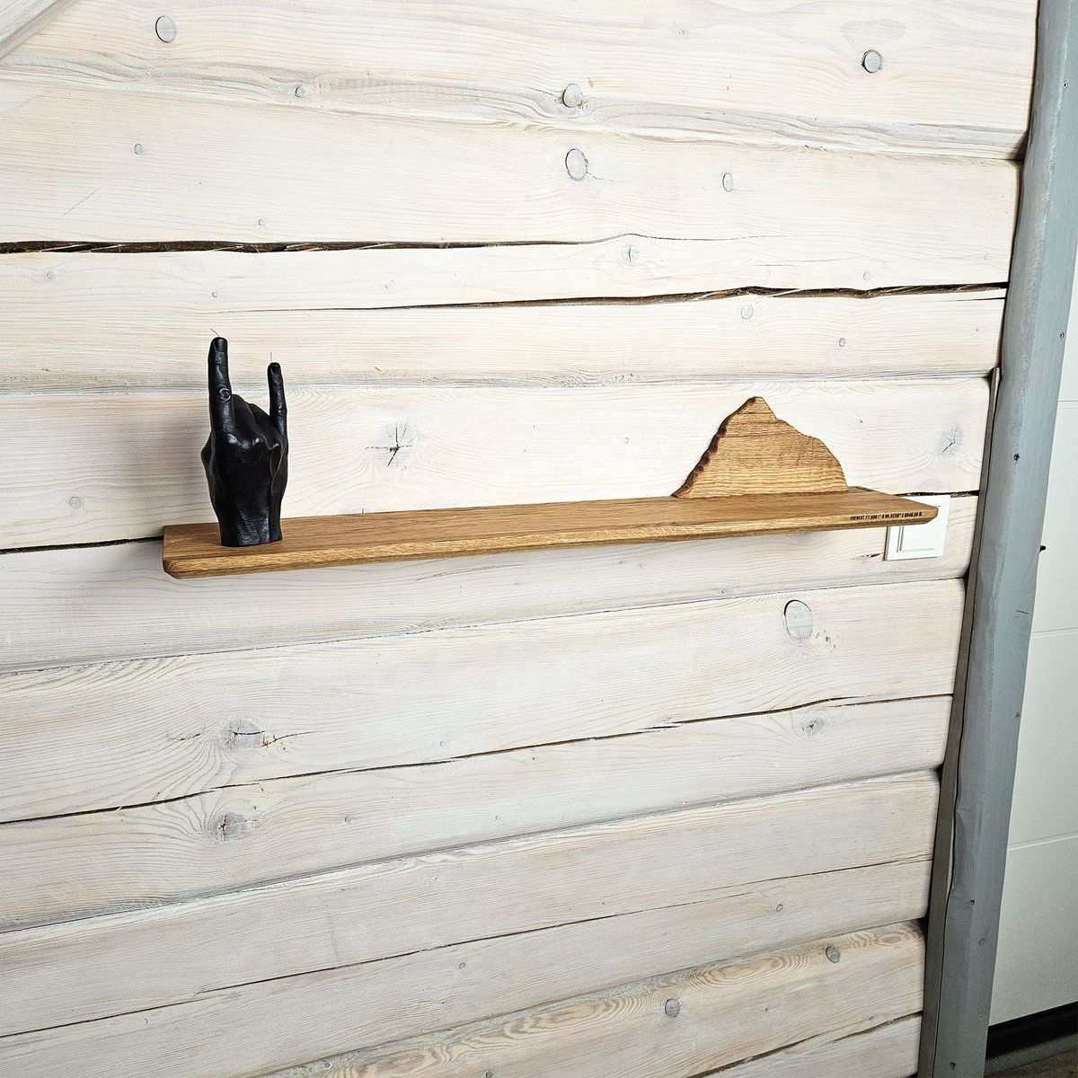 Estante de montaña Everest de madera artesanal, una solución de almacenamiento funcional y elegante