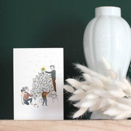 Tarjeta de Árbol de Navidad - Una familia se une alrededor del árbol de Navidad