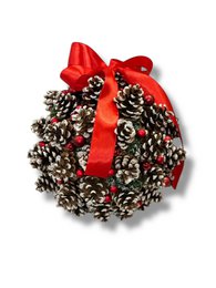 Håndlavet fyrretræ Julekugle med glas ornamenter - rød satinbue (Ø 20–23 cm)