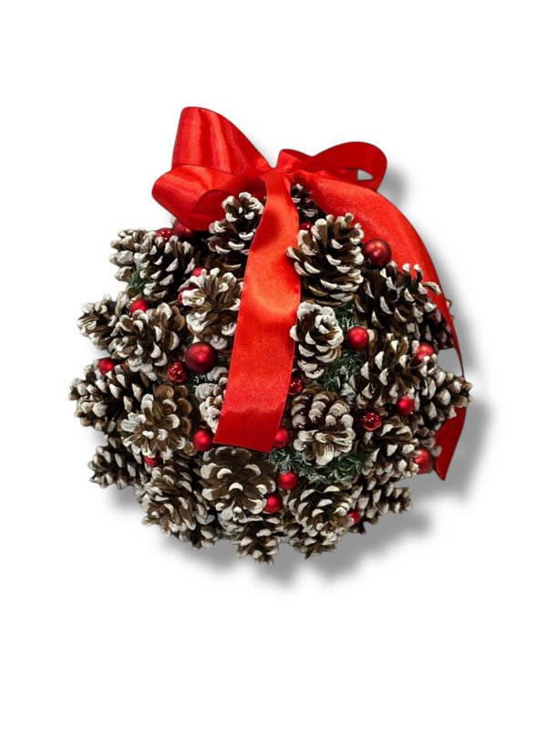 Håndlavet fyrretræ Julekugle med glas ornamenter - rød satinbue (Ø 20–23 cm)
