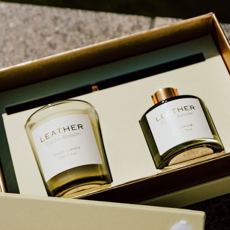 Cactus Blossom Leather Feel Gift Pack: Duftlys og duftpinde