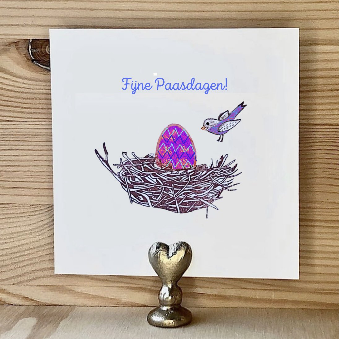 Tarjeta de huevo de Pascua en nido