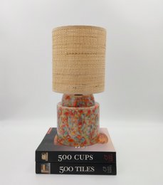 Rood, oranje, gele, groene en blauwe stroom kristallijn handgeglazuurde keramische lamp met bed met raffia/rattan schaduw, een geweldig woondecor!