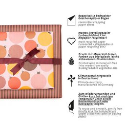 Weihnachtsgeschenkpapier mit Christbaumkugeln, edle Geschenkverpackung mit Weihnachtskugeln aus nachhaltigem Geschenkpapier Weihnachten