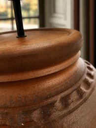 Terracotta nr.57 - Timelessly Human Collection - Keramisk bordlampe
