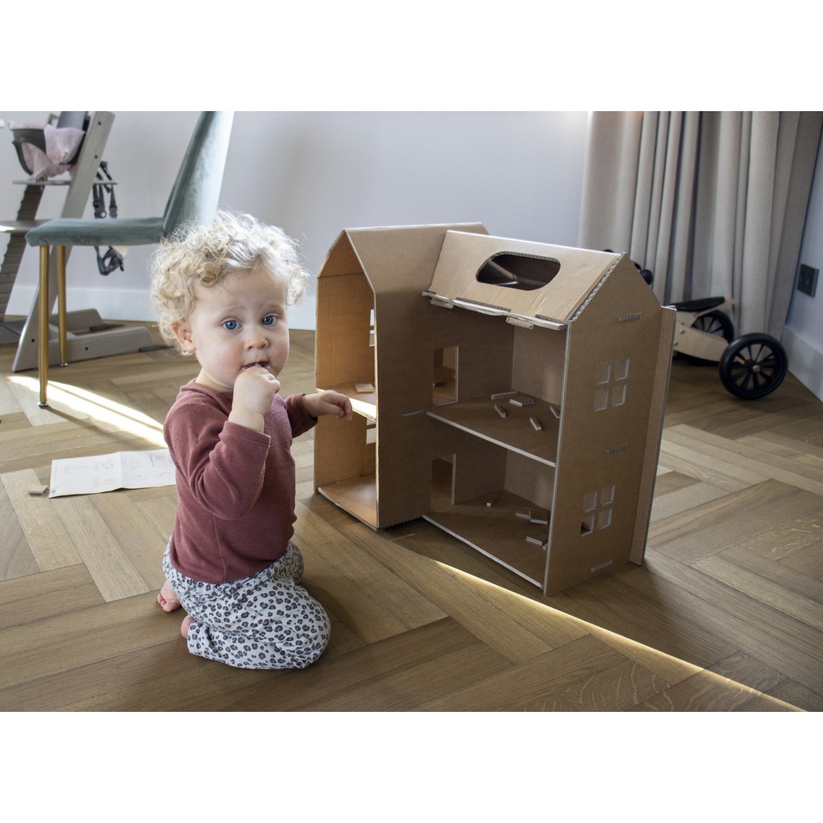 Maison de poupée en carton