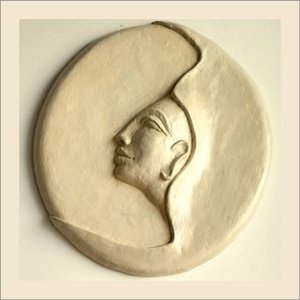 Wandbord van papier-maché-damegezicht