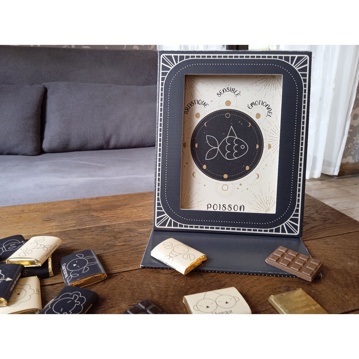 ASTROLOGI CHOKOLADER -SORT- FOTORAMME EMBALLAGE © + KORT
