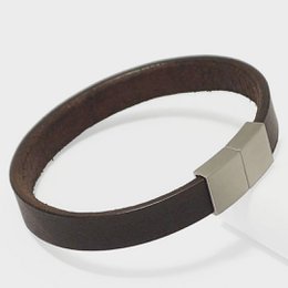 A classic leather bracelet for men, available in sizes S, M, L, and XL. The bracelet features a timeless design with a star-shaped metal accent, perfect for everyday wear.