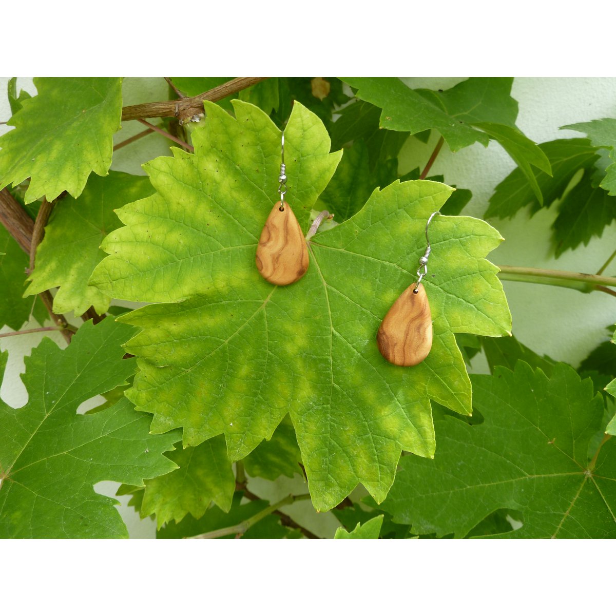 Boucles d'oreilles pendantes en forme de goutte en bois d'olivier remarquablement maîtrisé, très léger, surface huilée mate