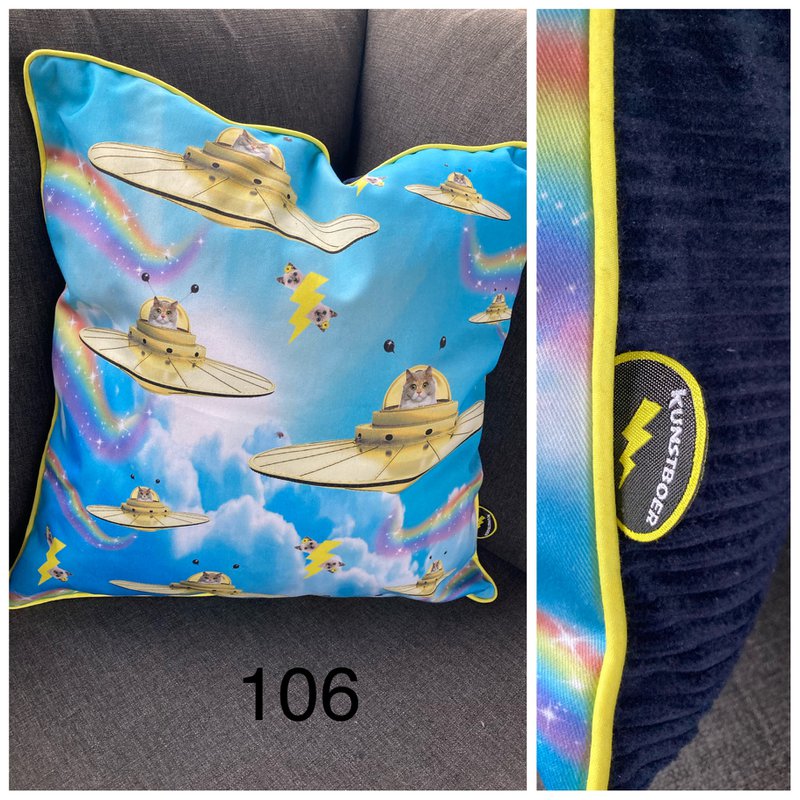 Cushion cover (50x50cm) - UFOs with cat astronauts