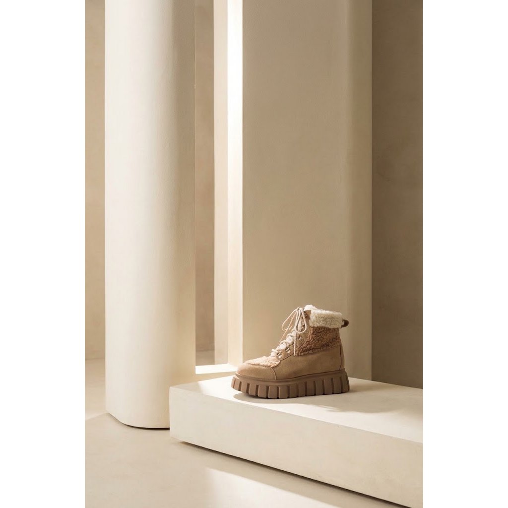 NILS BEIGE – Wildleder-Wanderstiefel mit Kunstpelzkragen und Einsätzen