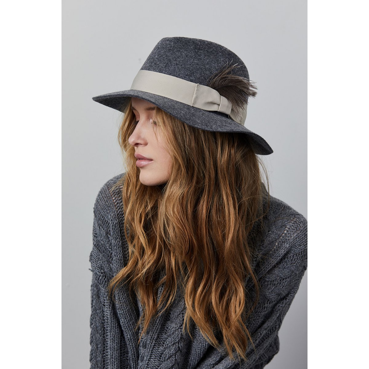 Grauer Fedora-Hut mit Feder