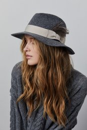Chapeau fedora gris avec une plume