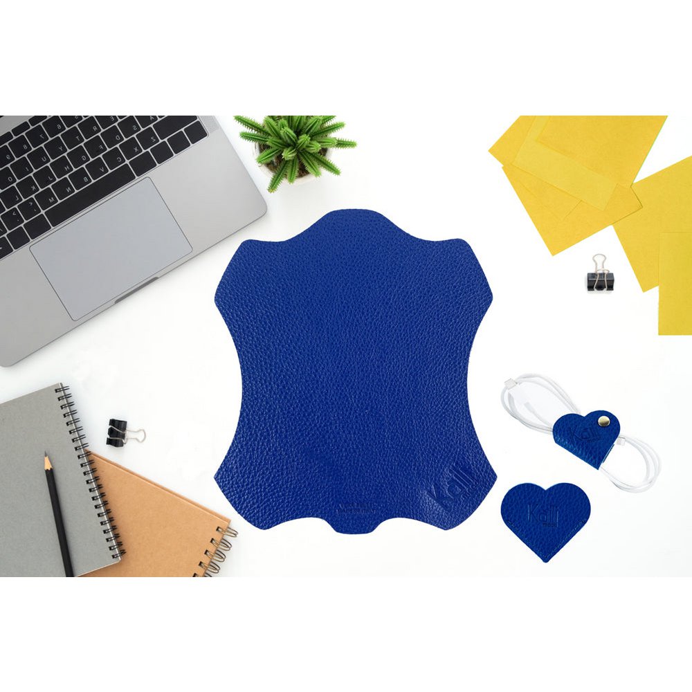 K0038DB | Made in Italy Heart Bookmark in genuine full-grain leather, dollar grain - Blue color - Dimensions: 6 x 5.5 x 0.5 cm - Packaging: rigid bottom/lid Gift Box