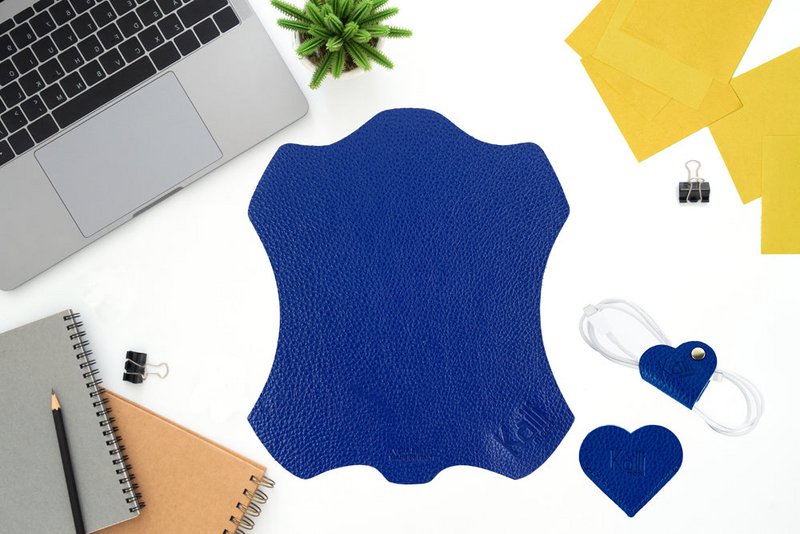 K0038DB | Made in Italy Heart Bookmark in genuine full-grain leather, dollar grain - Blue color - Dimensions: 6 x 5.5 x 0.5 cm - Packaging: rigid bottom/lid Gift Box