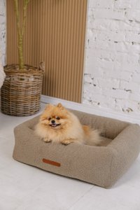 CAPRICE luxe hondenmand – zachte architectuur, hoogwaardige bekledingsstof, handgemaakt in Europa